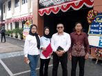 Dokumentasi: Pengacara dan korban dugaan Tindak Pidana Perdagangan Orang (TPPO) berfoto bersama di depan Pengadilan Negeri Cibinong Kelas IA sesaat sebelum mengikuti persidangan perkara tersebut.