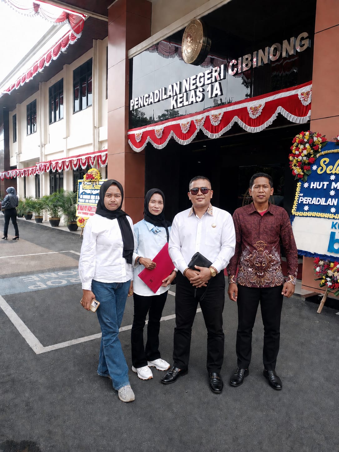 Dokumentasi: Pengacara dan korban dugaan Tindak Pidana Perdagangan Orang (TPPO) berfoto bersama di depan Pengadilan Negeri Cibinong Kelas IA sesaat sebelum mengikuti persidangan perkara tersebut.